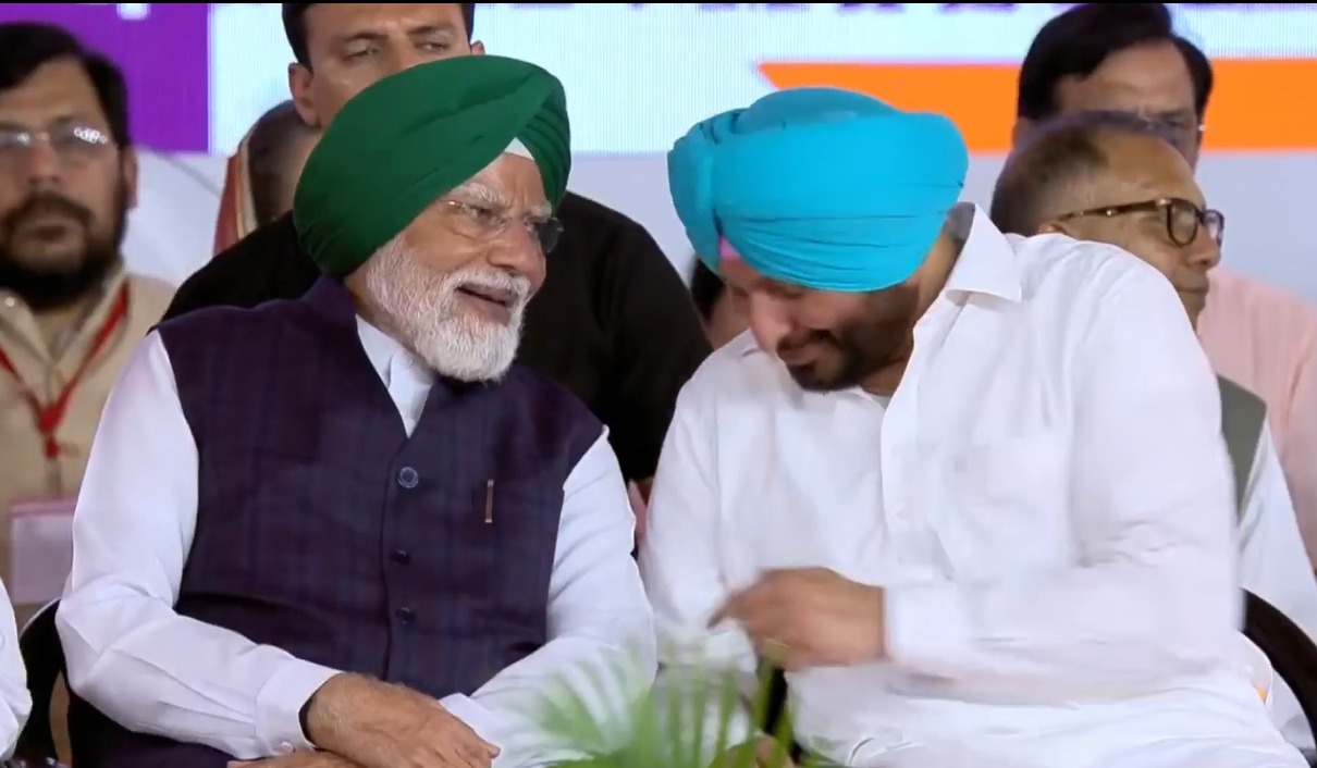 रेल मंत्री अश्विनी वैष्णव के उठते ही रवनीत बिट्टू प्रधानमंत्री की बगल वाली कुर्सी पर बैठे और कोई बात की, जिससे पीएम मोदी खिलखिलाकर हंस दिए।