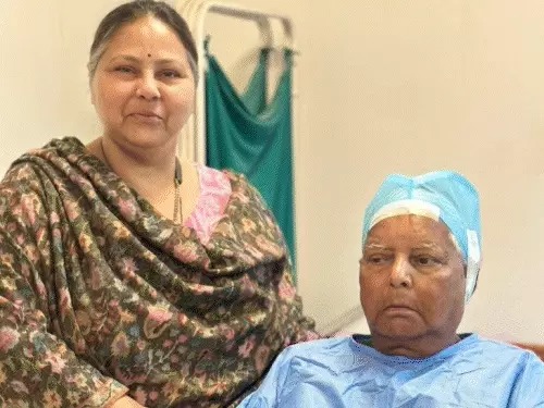 दिल्ली में ऑपरेशन के बाद बेटी मीसा के साथ लालू यादव।