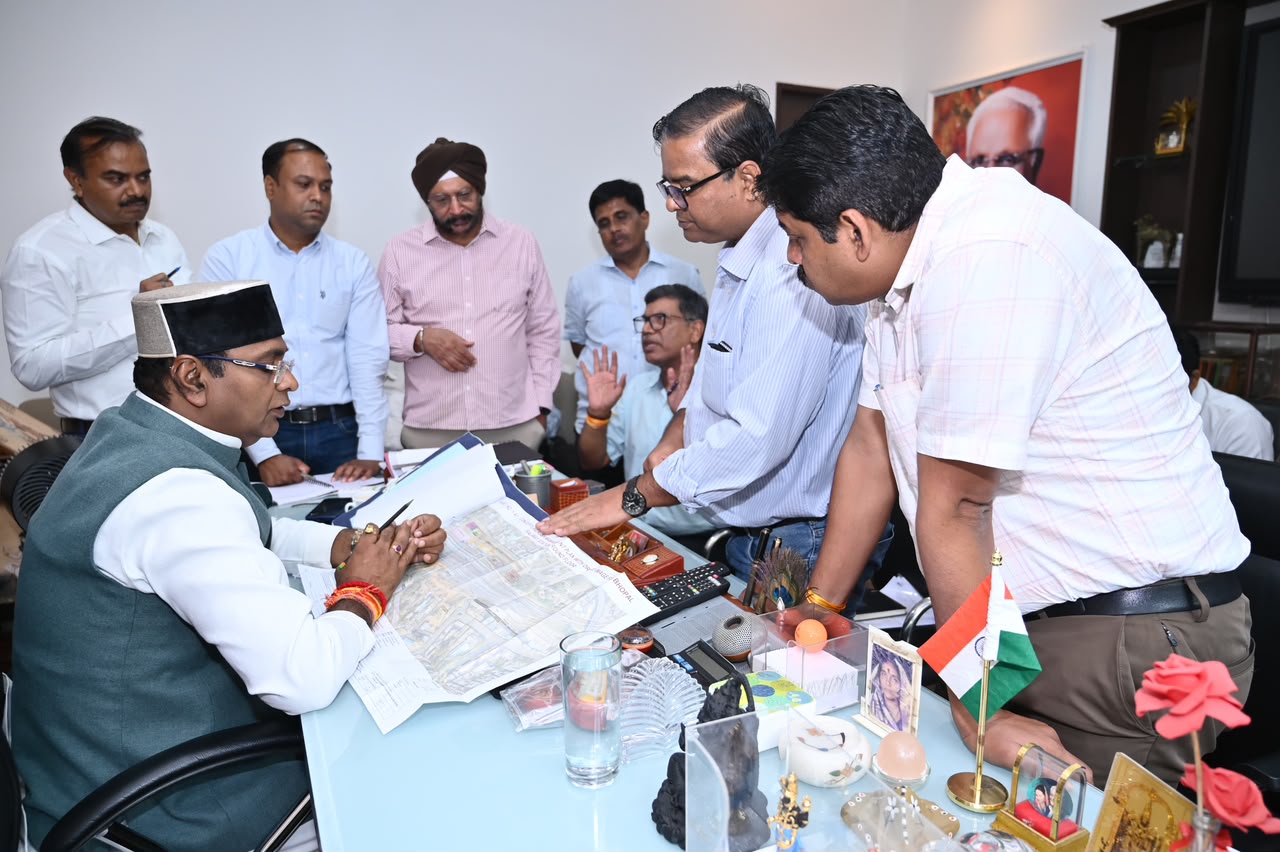 प्रोजेक्ट की डिजाइन देखते मंत्री विश्वास सारंग।