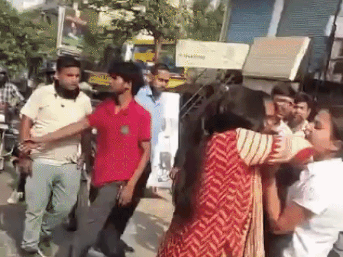ABS होटल के बाहर लड़की को युवक से दूर करती युवक की पत्नी और मां।