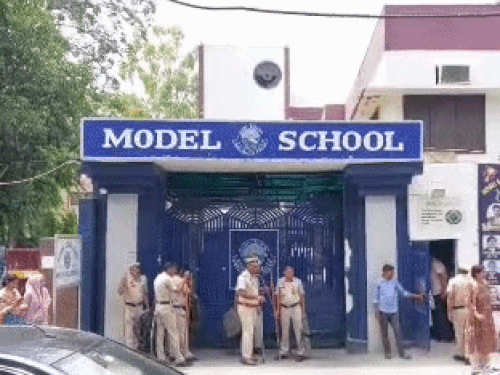 मॉडल स्कूल के बाहर तैनात पुलिसकर्मी।