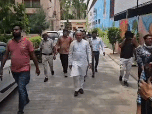 नगर निगम से बाहर निकलते हुए मेयर रामअवतार वाल्मीकि।