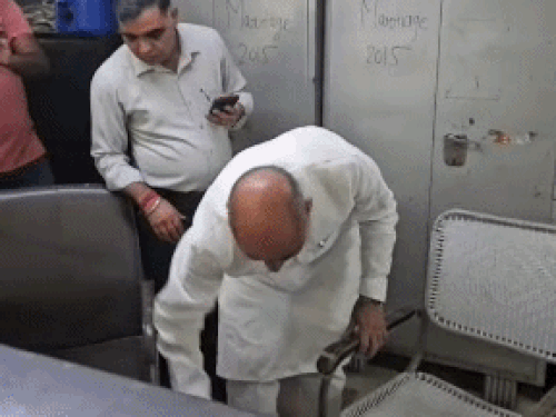 रोहतक के नगर निगम को बम से उड़ाने की धमकी मिलने के बाद जांच करते हुए मेयर रामअवतार वाल्मीकि। - Dainik Bhaskar