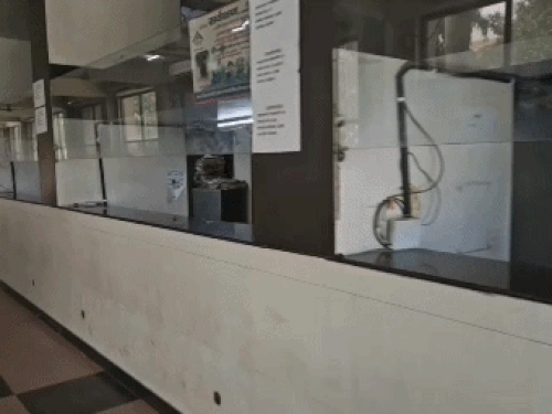 धमकी मिलने के बाद खाली करवाया गया निगम कार्यालय।