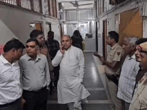 नगर निगम में एसपी से बात करते हुए मेयर रामअवतार वाल्मीकि।