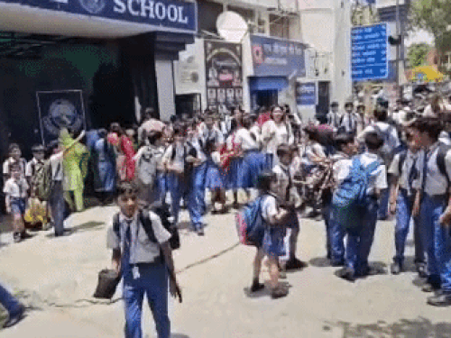 धमकी मिलने के बाद स्कूल की छुट्टी की गई।