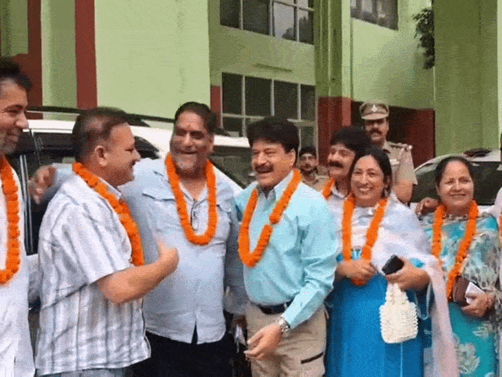 जीत के बाद खुशी मनाते आप पार्षद।