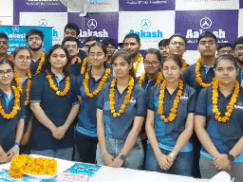 नीट परीक्षा में अच्छे अंक हासिल करने वाले स्टूडेंट को इंस्टीट्यूट में सम्मानित किया गया।