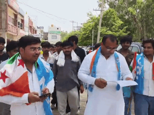 ज्ञापन सौंपने के लिए जाते हुए एनएसयूआई के नेता व कार्यकर्ता।