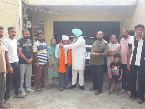 सिमरन का मुंह मीठा करवाते परिजन और लोग।