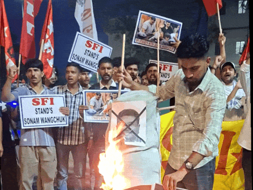 गृह मंत्री अमित शाह का पुतला जलाते हुए।