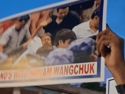 इस तरह के पोस्टर लेकर विरोध जताया गया।