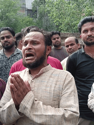 सब्जी विक्रेता बोले, हम गरीबों को मत उजाड़ो।