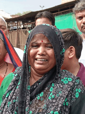 दुकानें टूटने से परेशान रोतीं सब्जी विक्रेता।