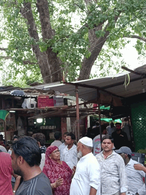 सब्जी मंडी के बाहर खड़े दुकानदार।