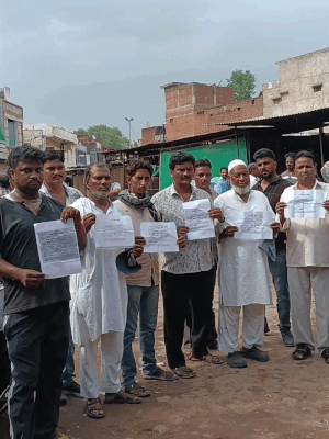 किराए की पर्चियां दिखाते सब्जी विक्रेता।