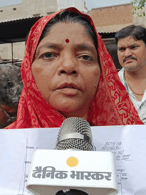 सब्जी विक्रेता धनवंती बोलीं किराया लेकर भी हटा रहे।
