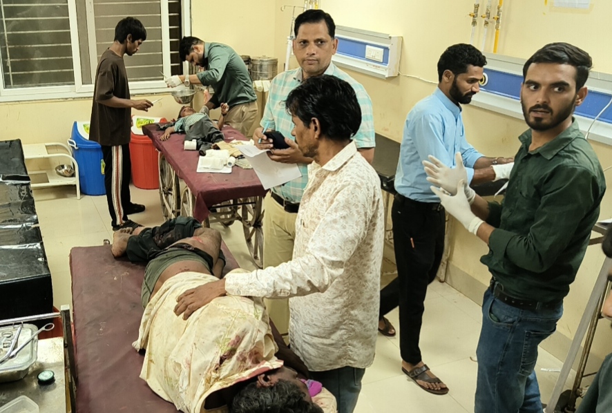 घायल बच्चे और एक अन्य व्यक्ति को जिला अस्पताल में भर्ती कराया गया है।