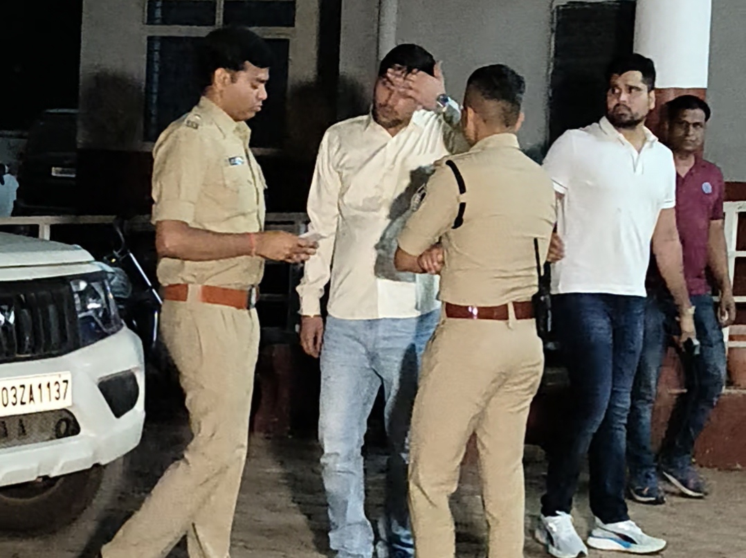 एएसपी से चर्चा करती नारकोटिक्स टीम।