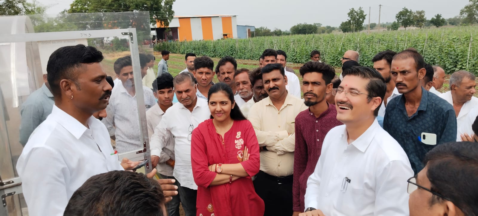 कलेक्टर के साथ अपर कलेक्टर IAS सृष्टि देशमुख गौड़ा ने भी खेतों का जायजा लिया।