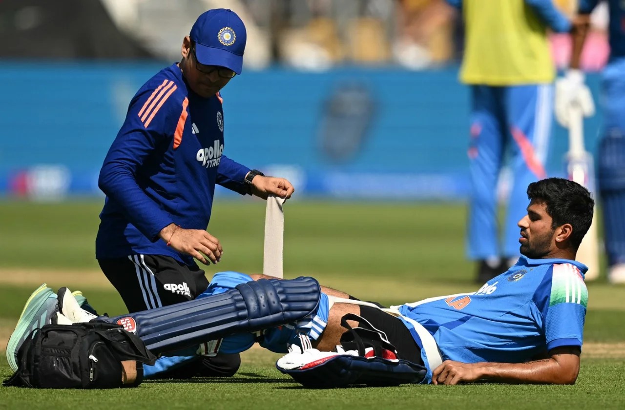 दूसरे वनडे में बल्लेबाजी के दौरान वॉशिंगटन सुंदर का इलाज करते BCCI की मेडिकल टीम के डॉक्टर। सुंदर ने इस मैच में 2 रन बनाए थे।