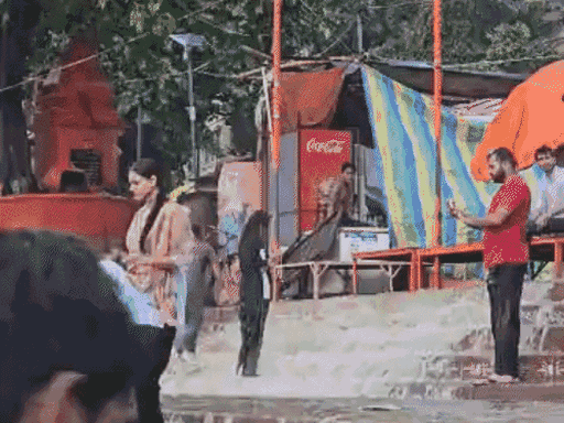 वाराणसी में शुक्रवार को तेज बारिश हुई। घाटों की सीढ़ियों से पानी झरने की तरह बहता नजर आया।
