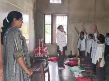 व्यवस्थाएं परखीं, क्लास में जाकर स्टूडेंट्स से संवाद किया