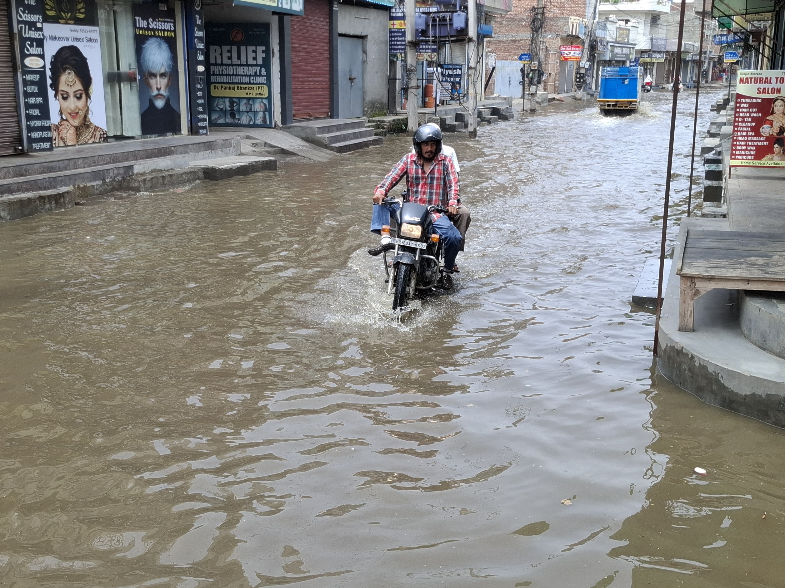 हिसार में सीवर ओवरफ्लो होने के बाद सड़क पर बहता गंदा पानी।