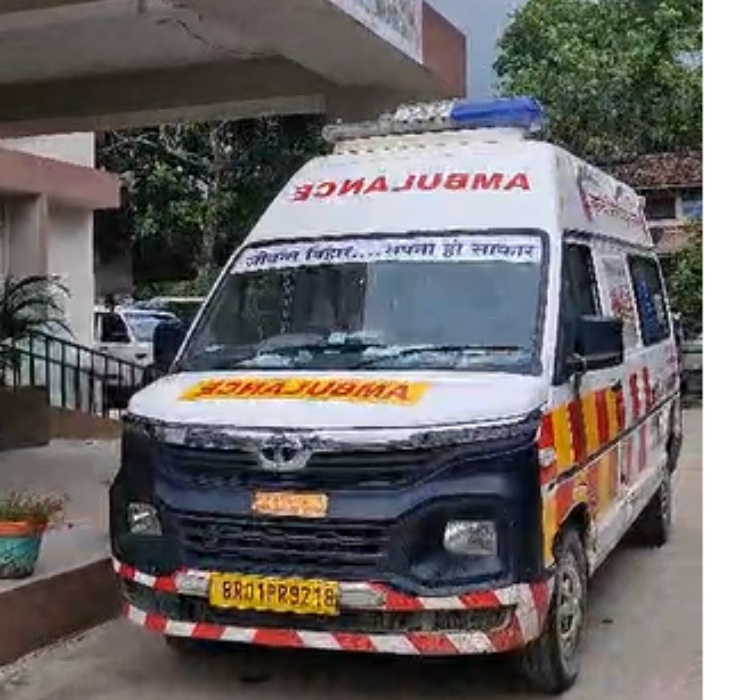 ASI का शव ले जाने के लिए थाने के बाहर खड़ी एंबुलेंस।