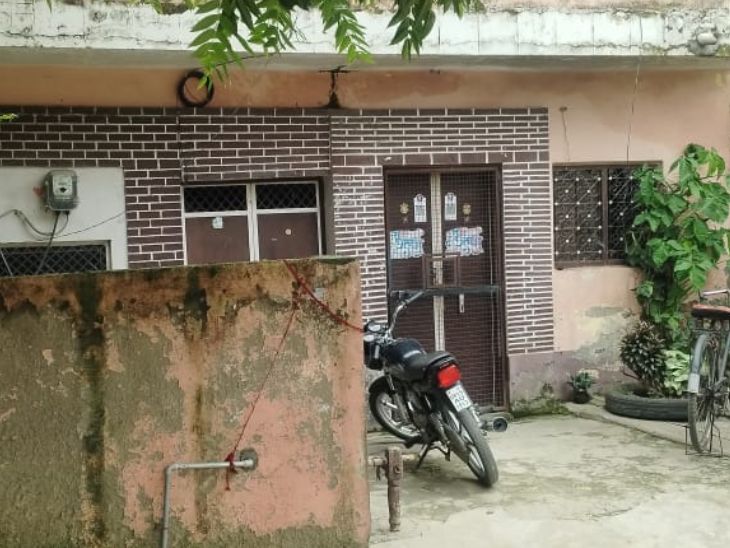 पत्नी का मायका स्कूल से 2 किमी दूर है। भास्कर टीम वहां पहुंची तो घर पर ताला लगा मिला।