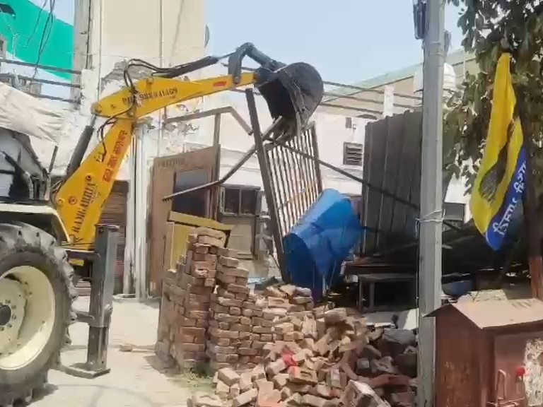 जलालाबाद में पीला पंजा पहुंचते ही हंगामा।