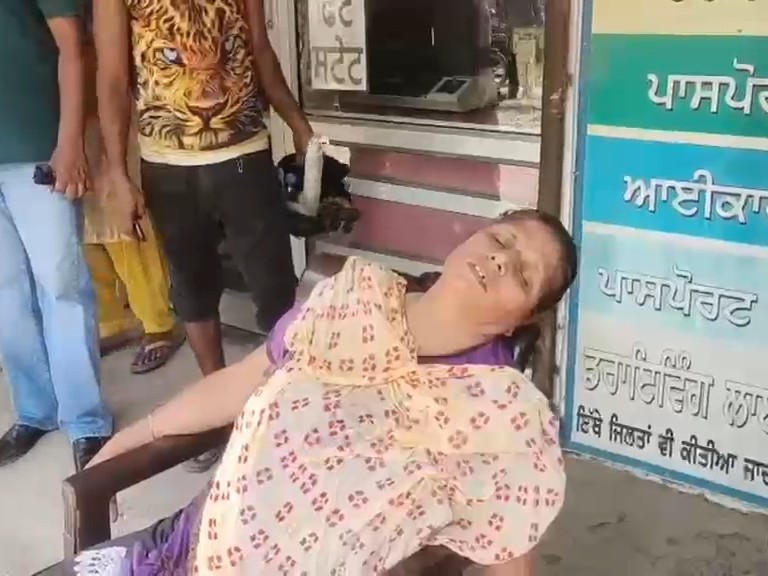 एक महिला की तबियत बिगड़ी।