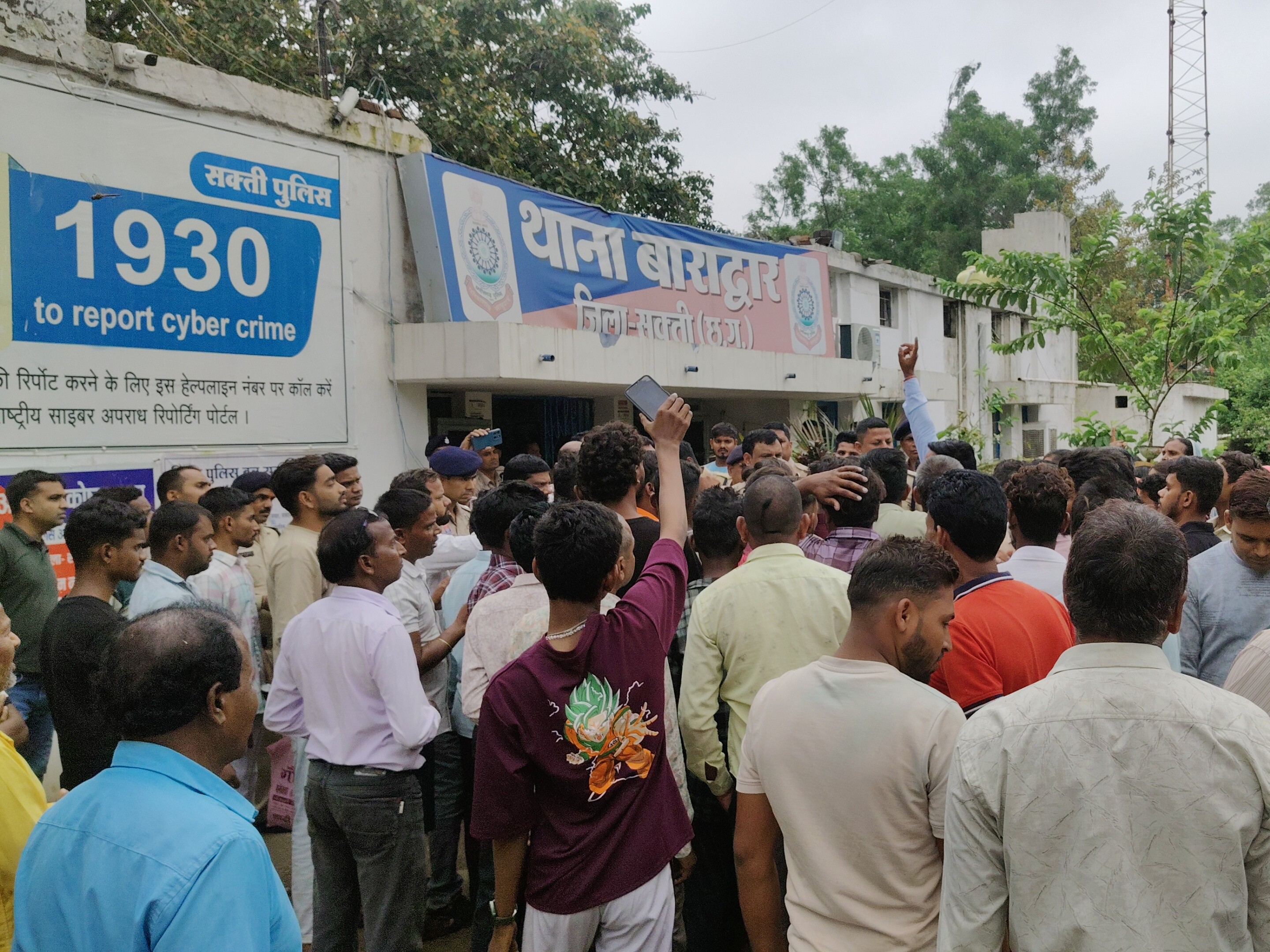 थाने का घेराव करने के लिए ग्रामीण पहुंचे। थाना प्रभारी को बुलाया गया।