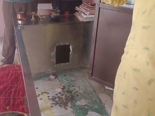 चोरों ने दानपात्र के ताले तोड़कर नकदी निकाल ली।