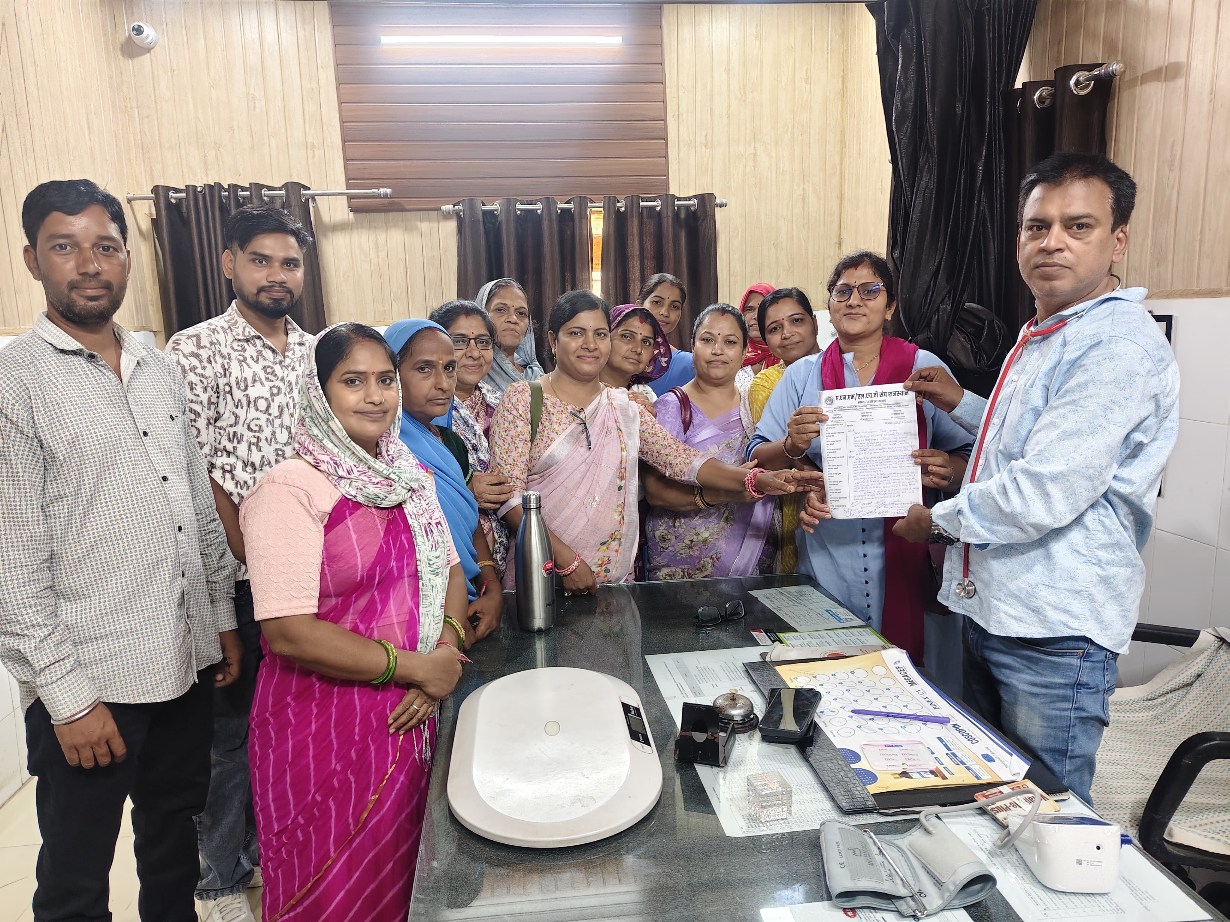 एएनएम-एलएचवी संघ ने खानपुर अस्पताल में वरिष्ठ चिकित्सा अधिकारी डॉ. धीरेंद्र गोपाल मिश्रा को सौंपा ज्ञापन।