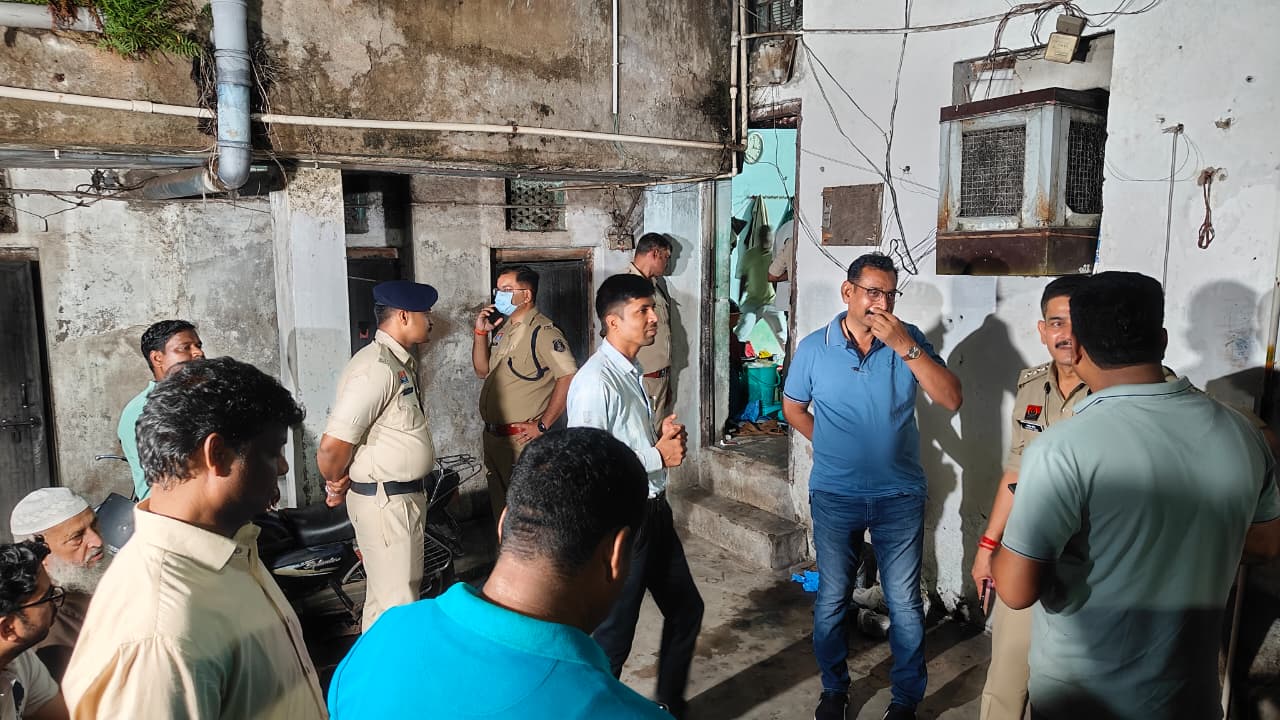 पुलिस और फॉरेंसिक टीम मौके पर जांच करते हुए।