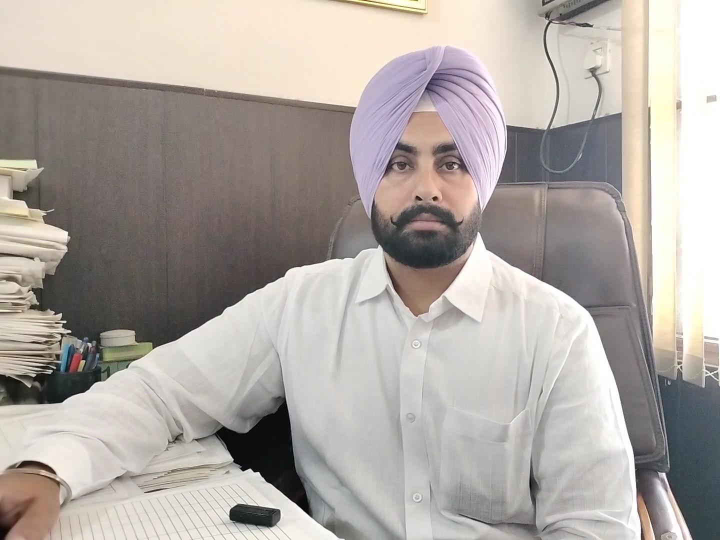जानकारी देते हुए वकील।