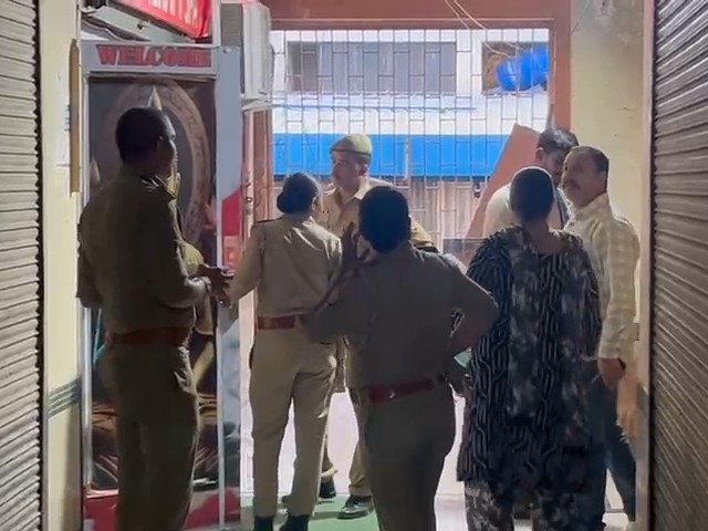 ग्रेटर नोएडा में शनिवार शाम को एंटी ह्यूमन ट्रैफिक यूनिट और महिला पुलिस ने स्पा सेंटरों पर छापेमारी की।