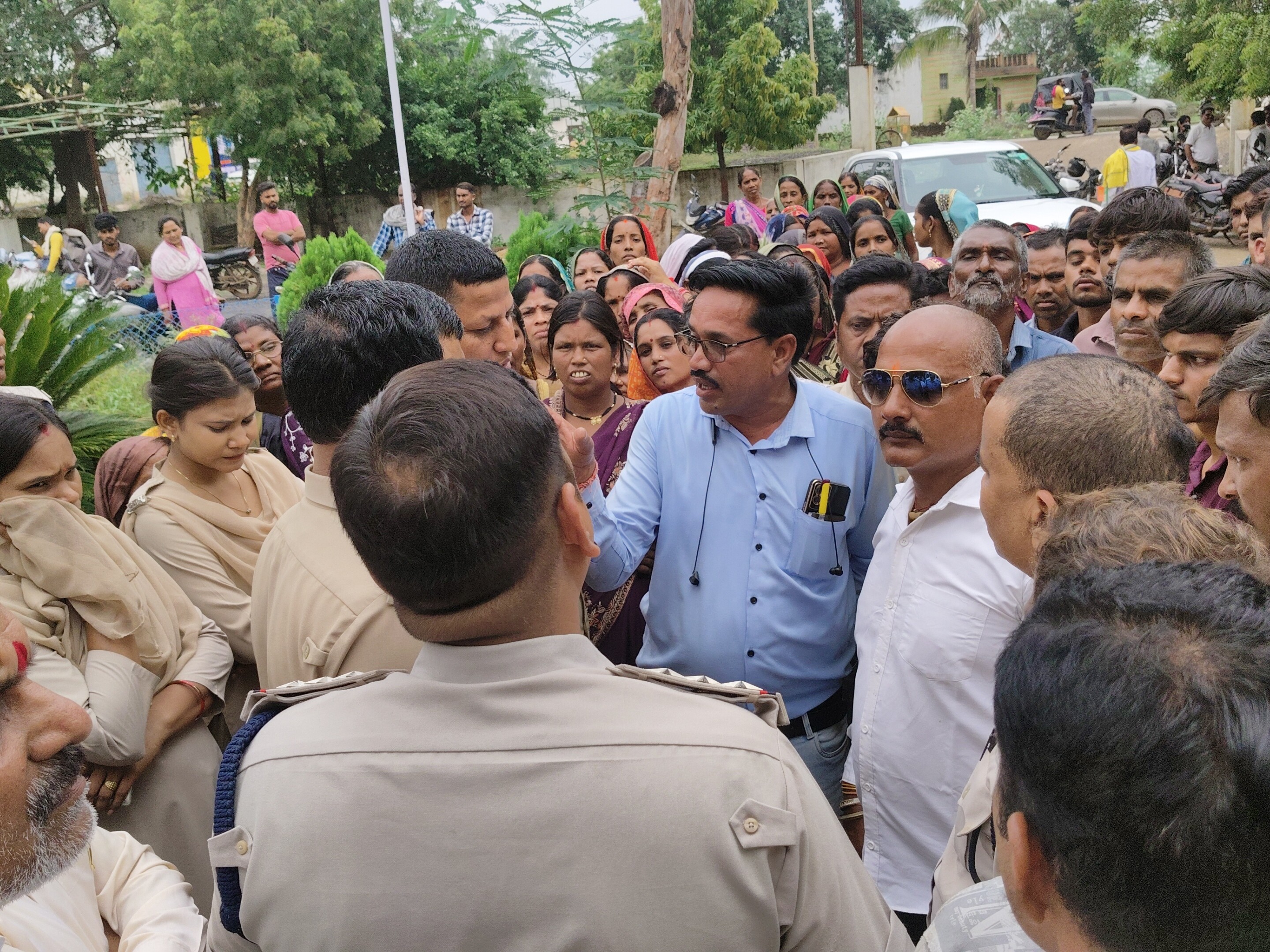 पुलिस के साथ ग्रामीणों की काफी देर तक बहस होती रही।