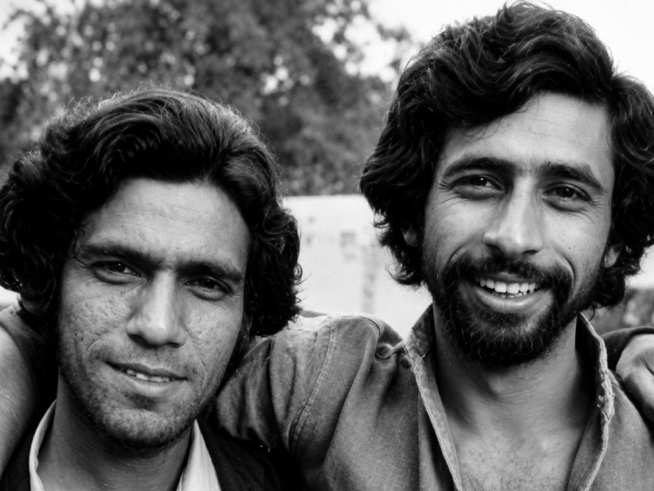 नसीरुद्दीन शाह और ओम पुरी ने 20 से ज्यादा फिल्मों में एक साथ काम किया, जिनमें 'जाने भी दो यारो', 'मकबूल', 'हे राम' और 'आक्रोश' शामिल हैं। (AI की मदद से तस्वीर की क्वालिटी बेहतर की गई है।)