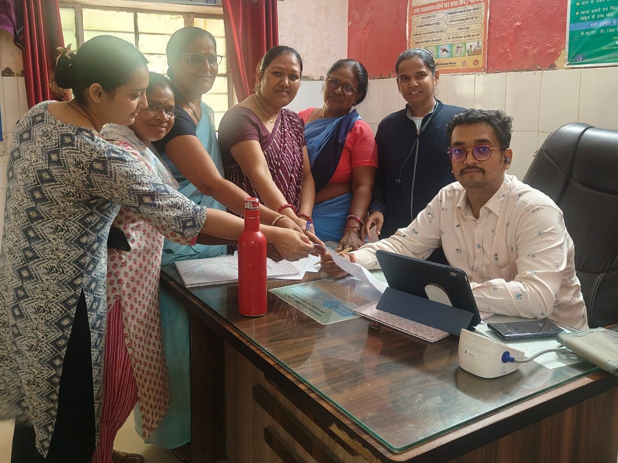 एएनएम-एलएचवी संघ ने हरिगढ़ अस्पताल में वरिष्ठ चिकित्सा अधिकारी को सौंपा ज्ञापन।