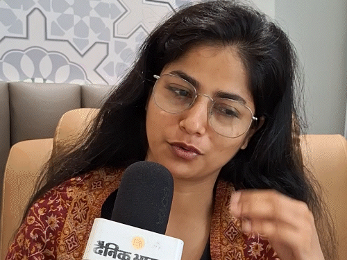 वैष्णवी का कहना है कि हिंदी को लेकर बहुत कठिन होने से बचना होगा, तभी लोग इसको पूरी तरह से स्वीकार कर सकेंगे।