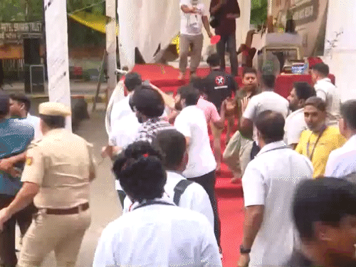 जंतर-मंतर पर सुबह करीब 7 बजे पुलिस सिविल ड्रेस में पहुंची।