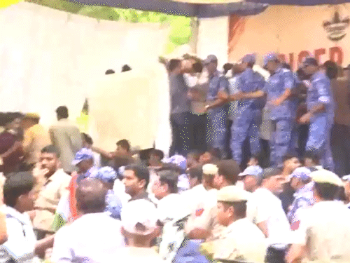 पुलिस और सेंट्रल फोर्स के जवानों ने वांगचुक को मंच से सफेद चादर में उठाया।
