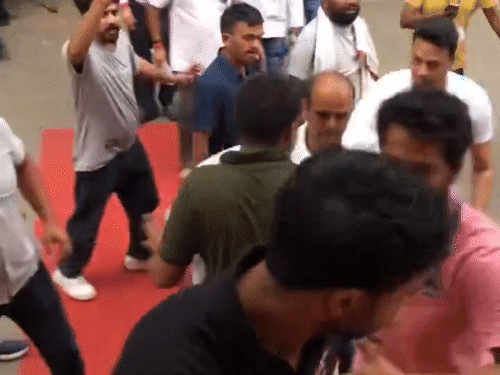 मंच पर मौजूद प्रदर्शनकारियों ने पुलिस को रोकने की कोशिश की।