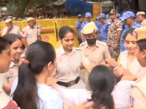 पुलिस को रोकने की कोशिश कर रहे प्रदर्शनकारियों को पुलिस ने वहां से हटाया।