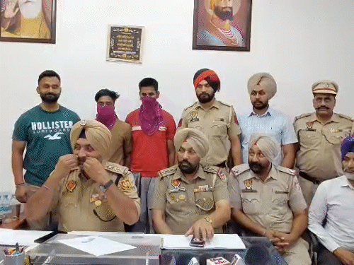 SHO गुरिन्द्रजीत सिंह नागरा ने कुछ दिन पहले प्रेस कॉन्फ्रेंस कर हत्या का केस सुलझाने का दावा किया था। दावा किया था कि अमेरिका रह रहे रिटायर ASI इसके आरोपी हैं। उन्हीं से फिरौती मांगने का नागरा पर आरोप लगा था।