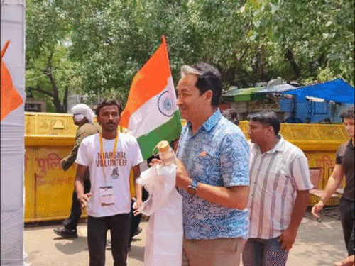 वांगचुक ने 28 जून को भूख हड़ताल शुरू की। इससे पहले CJP के फाउंडर अभिजीत दीपके के साथ राजघाट पहुंचे। यहां महात्मा गांधी के समाधि स्थल पर उन्हें श्रद्धांजलि दी।