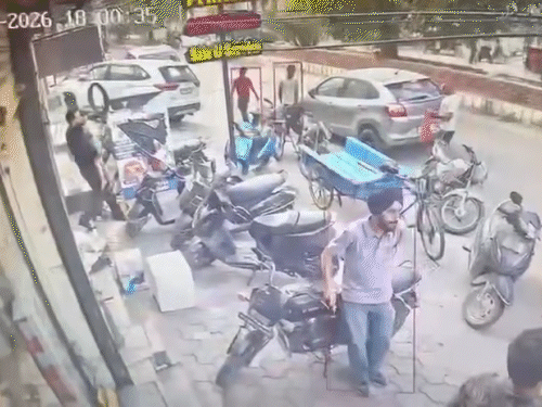 सीसीटीवी फुटेज में दो युवक बच्चे को तेजी से मार्शल आर्ट क्लास की बिल्डिंग से गाड़ी की तरफ जाते दिख रहे हैं।