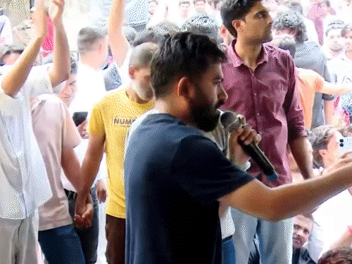 सोनम वांगचुक को सफदरजंग अस्पताल ले जाने के बाद भूख हड़ताल पर बैठे दीपके पर महिला ने स्याही फेंकी। - Dainik Bhaskar